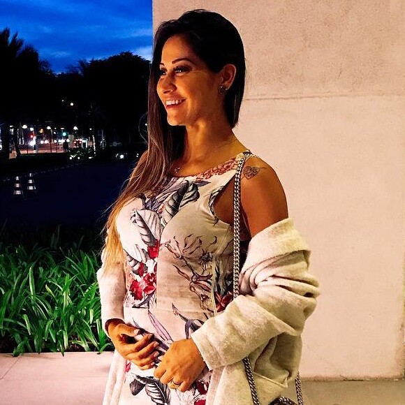 Aos 6 meses de gravidez, Mayra Cardi pediu para os fãs não tocarem em sua barriga