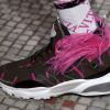 Valentino: tênis ganha aplicação de plumas cor de rosa, detalhe que reforça exclusividade