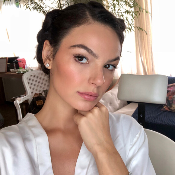 Isis Valverde, grávida de cinco meses, se declarou para o marido, André Resende, no aniversário de 39 anos dele