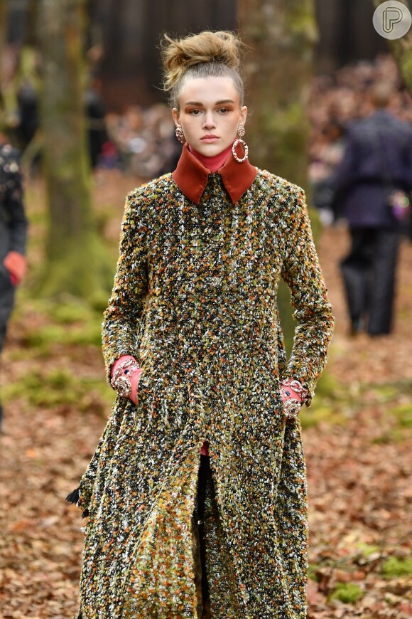 Chanel une duas tendências no mesmo look: o tweed estilo anos 70. Aposte na gola alta sob casaco ou vestido!