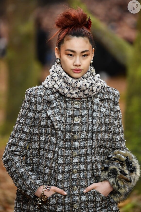 A Chanel propõe duas tendências em um look só: acessório em pele estampada + mix de tweeds, padronagem clássica da marca