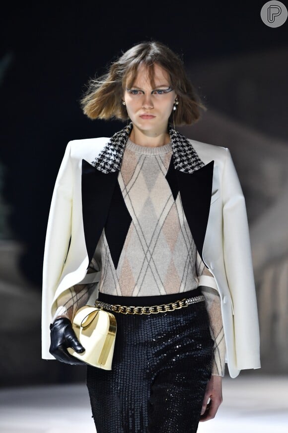 Louis Vuitton propõe mix de xadrezes. Príncipe de galles + argyle contrastam com saia em paetês e cinto dourado