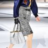 Tweed + camisa de seda bordada na Louis Vuitton. Repare em outra tendência: bolsa em couro de cobra