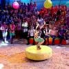 Juliana Paes topa subir no 'queijo' e vai até o chão ao som de uma de suas músicas favoritas, 'Be My Man', da cantora Asa