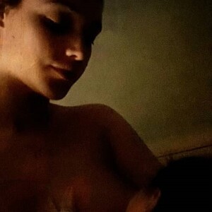 'A mamacita aqui deixa ela mamando meia hora, quarenta minutos. Estou errada', assumiu Débora Nascimento