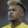 Neymar exibiu uma franja loira no primeiro jogo do Brasil na Copa