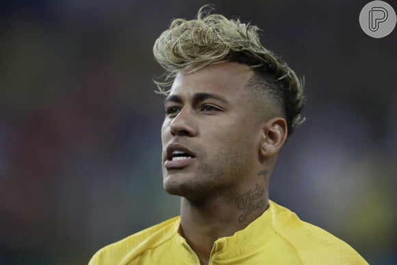 Neymar exibiu uma franja loira no primeiro jogo do Brasil na Copa