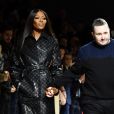 Novo estilista da Dior Homme, Kim Jones estreia na passarela no sábado, 23 de junho de 2018. Aqui em seu último desfile pela Louis Vuitton, entre Naomi Campbell e Kate Moss