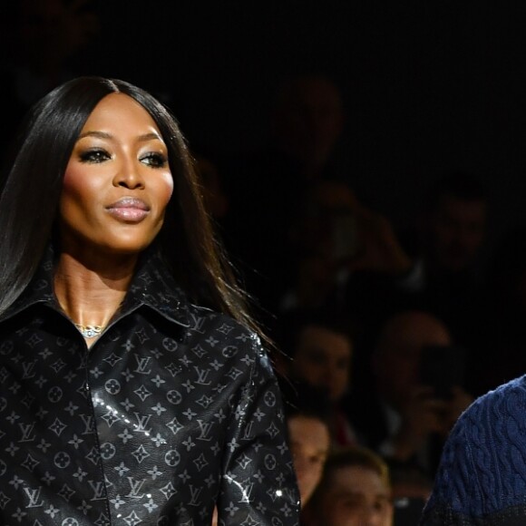 Novo estilista da Dior Homme, Kim Jones estreia na passarela no sábado, 23 de junho de 2018. Aqui em seu último desfile pela Louis Vuitton, entre Naomi Campbell e Kate Moss