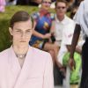Rosa Millenial, acessórios delicados e bolsas de mão marcaram sua estreia na grife e apontam novas tendências para a moda masculina