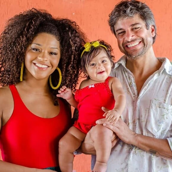 O diretor Ernani Nunes, marido de Juliana Alves, mostrou a atriz com herdeira no colo e looks parecidos.