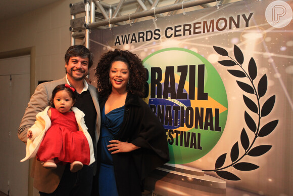 Juliana Alves reuniu a filha, Yolanda, o marido, Ernani, e mais familiares para uma comemoração tripla: o aniversário de sua irmã, Mayra, o mês versário da bebê e a vitória do Brasil