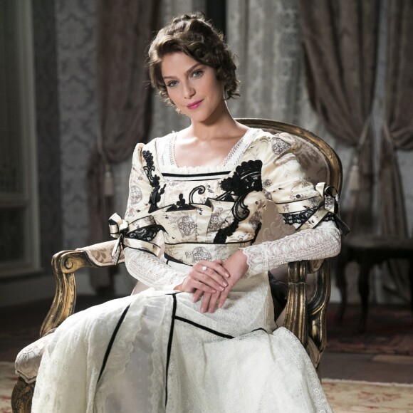 Charlotte (Isabella Santoni) é dopada por Uirapuru (Bruno Gissoni) e ao acordar percebe que está presa no quarto de hotel partir do capítulo de terça-feira, 3 de julho de 2018 da novela 'Orgulho e Paixão'