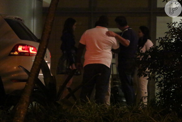 No trajeto entre a churrascaria e o prédio, Neymar e Bruna Marquezine foram escoltados por um carro com três seguranças do jogador