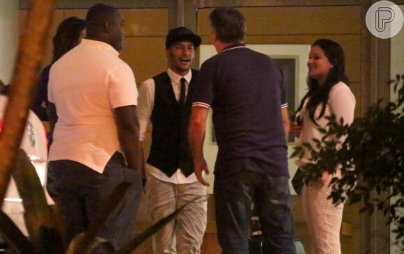 Neymar assistiu ao último capítulo de 'Em Família' ao lado de Bruna Marquezine em uma churrascaria na Barra da Tijuca, Zona Oeste do Rio. Depois, o casal seguiu para a casa da atriz, onde dormiu
