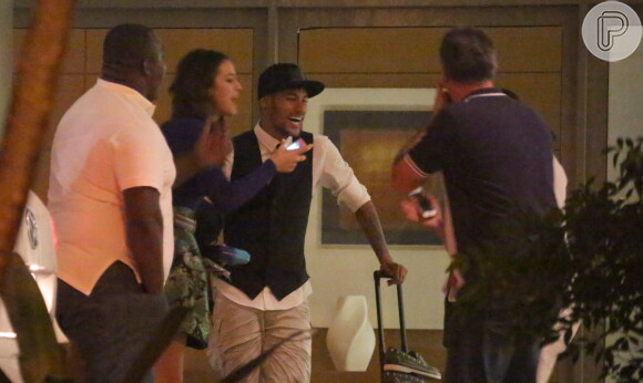 Neymar assistiu ao último capítulo de 'Em Família' ao lado de Bruna Marquezine em uma churrascaria na Barra da Tijuca, Zona Oeste do Rio, na noite de sexta-feira, 18 de julho de 2014. Depois, o casal seguiu para a casa da atriz, onde dormiu