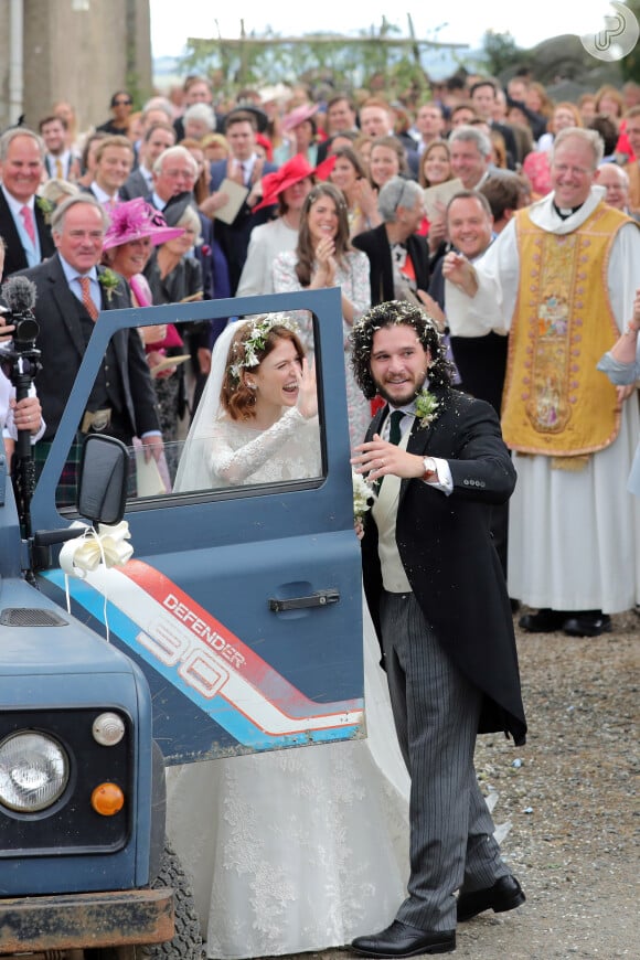 Kit Harington e Rose Leslie, de 'Game of Thrones', deixaram a cerimônia de casamento em um jipe azul