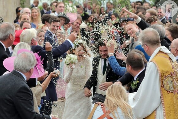 Kit Harington e Rose Leslie, de 'Game of Thrones', receberam uma chuva de flores ao deixar a igreja