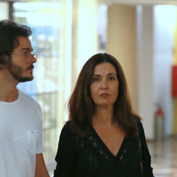 Fátima Bernardes e Túlio Gadêlha forma bastante assediados durante o passeio