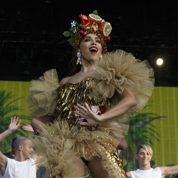 Anitta se veste de Carmen Miranda em apresentação no Palco Mundo do Rock in Rio Lisboa, em 24 de junho de 2018