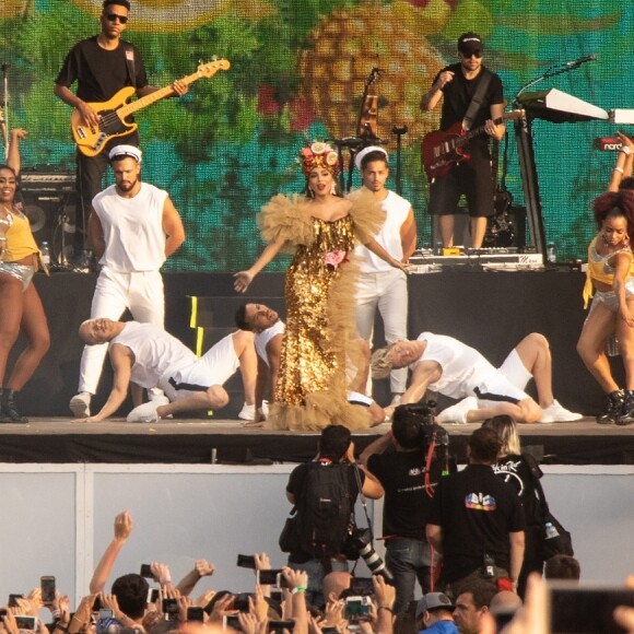 Anitta entrou no palco ao som de 'Tico-Tico no Fubá'