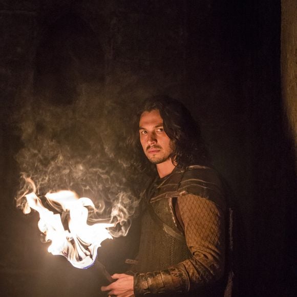 Afonso (Romulo Estrela) ordena que todos os alquimistas sejam interrogados ao achar pólvora na mina nos próximos capítulos da novela 'Deus Salve o Rei'