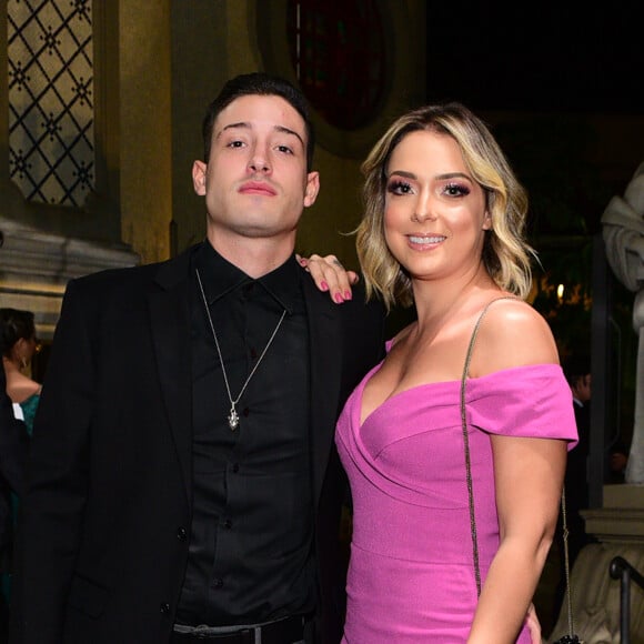 Carol Dantas cantou música do Tribalistas com namorado, Vinicius Martinez, em karaokê na noite de domingo, 25 de junho de 2018