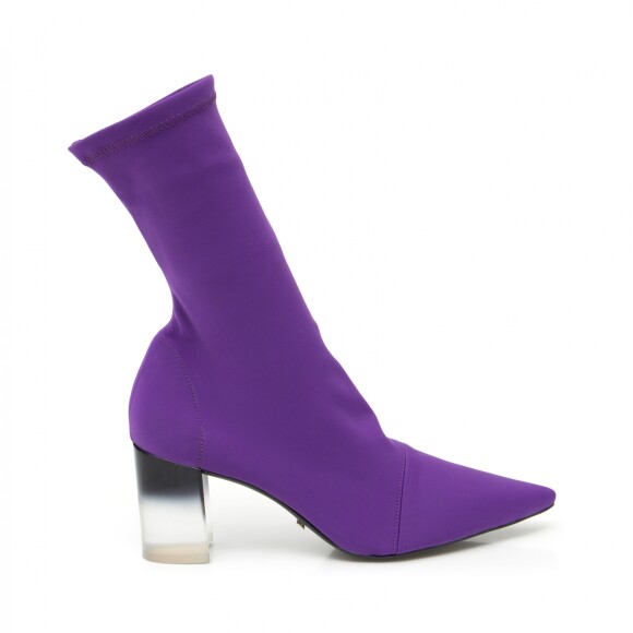 Colorida e com salto de acrílico, a bota Paula Torres faz qualquer look ficar fashion, por R$ 990