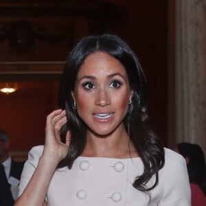 Meghan Markle usou um vestido midi Prada em tom rosé nude para o evento