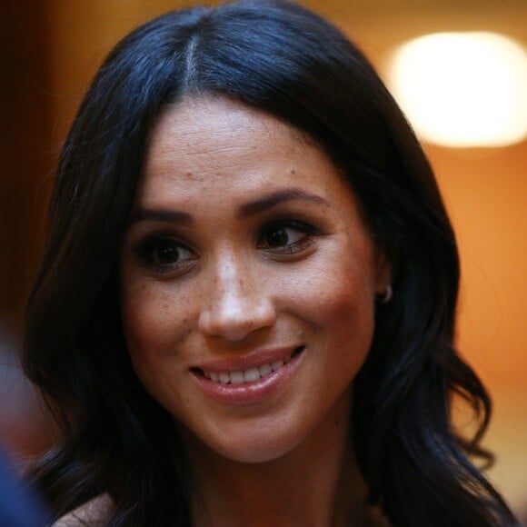 Meghan Markle deixou as sardas e sinais à mostra com make discreta