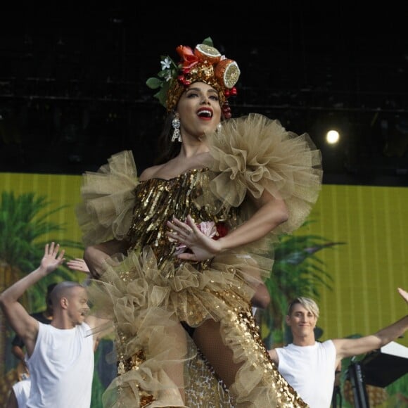 Anitta, assim como no show de Portugal, vestiu looks Dolce & Gabbana na França