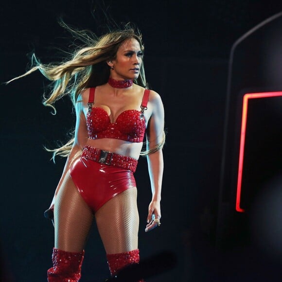 'A nova J-Lo? A bombshell brasileira está assumindo o comando da cena da música latina', afirmou jornal britânico sobre Anitta