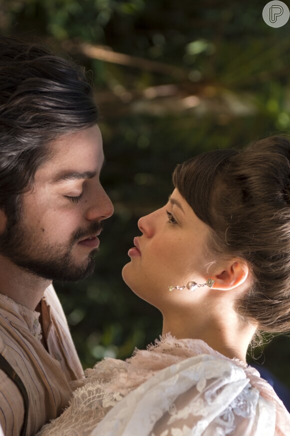 Ernesto (Rodrigo Simas) rouba beijo de Ema (Agatha Moreira) ao ser atiçado pela casamenteira nos próximos capítulos da novela 'Orgulho e Paixão'