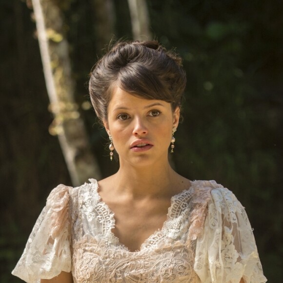 Ema (Agatha Moreira) surpreende Ernesto (Rodrigo Simas) e interrompe o clima quando estiverem na cama nos próximos capítulos da novela 'Orgulho e Paixão': 'O senhor vai ter que ser direito e se casar comigo se quiser novos banhos quentes'