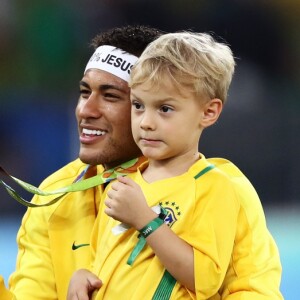 Davi Lucca, filho de Neymar, pintou o cabelo de verde para assistir jogo do Brasil contra a Sérvia