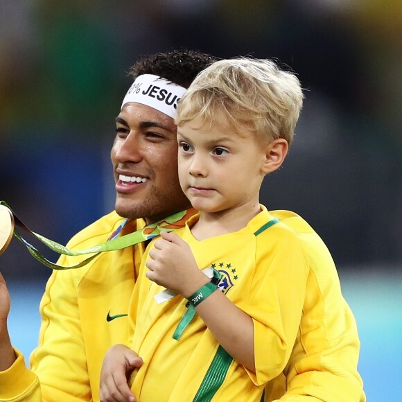 Davi Lucca, filho de Neymar, pintou o cabelo de verde para assistir jogo do Brasil contra a Sérvia