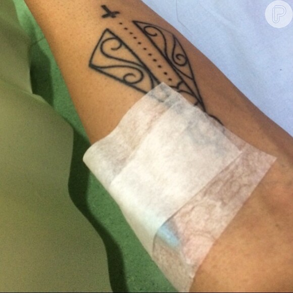 Gusttavo Lima publica foto tomando soro: 'Estou com dengue'