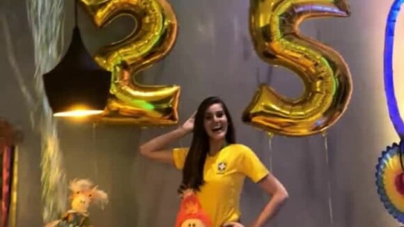 Camila Queiroz comemorou vitória do Brasil ao ganhar festa surpresa de 25 anos nesta quarta-feira, 27 de junho de 2018