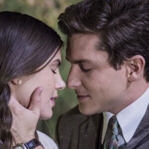 Camila Queiroz e Klebber Toledo engataram namoro durante os bastidores da novela 'Êta Mundo Bom!'