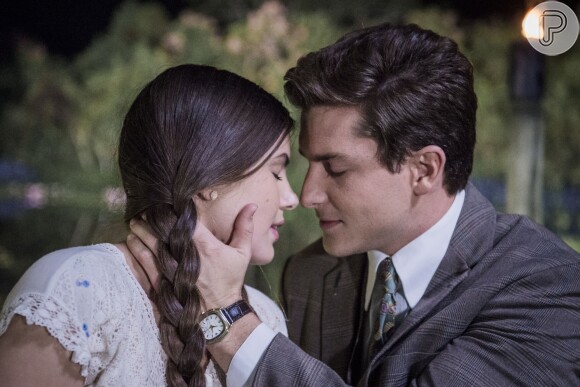 Camila Queiroz e Klebber Toledo engataram namoro durante os bastidores da novela 'Êta Mundo Bom!'