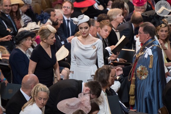 Angelina Jolie usou vestido marfim acinturado