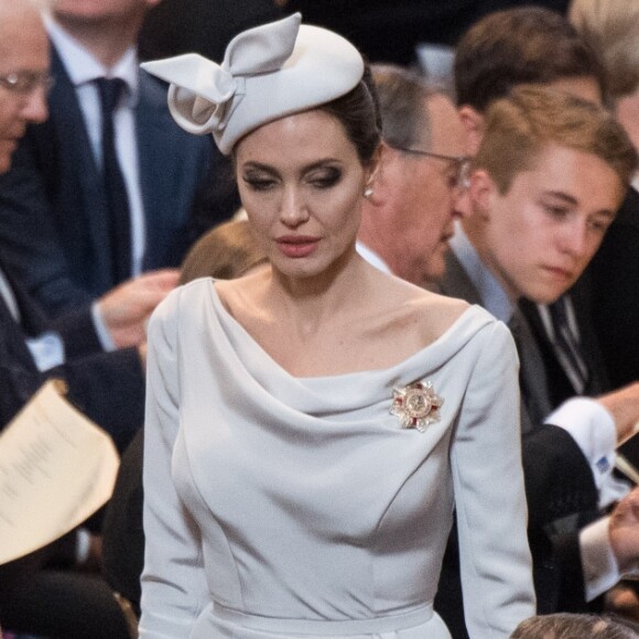 Angelina Jolie usou vestido marfim acinturado