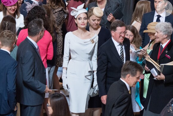 Vestido de Angelina Jolie possui pequena fenda lateral