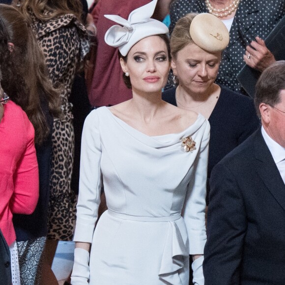 Vestido de Angelina Jolie possui pequena fenda lateral