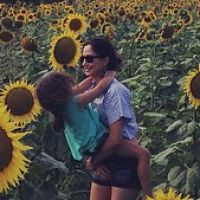 Camila Pitanga posta foto com a filha, Antonia, durante viagem à França