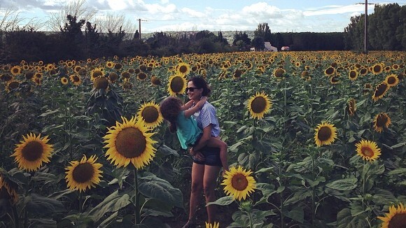 Camila Pitanga posta foto com a filha, Antonia, durante viagem à França