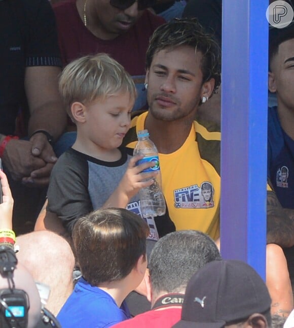 Neymar e o filho, Davi Lucca, estão juntos em Sochi, na Rússia, durante a folga após a vitória do Brasil