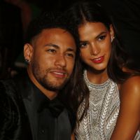 Neymar posa com o filho, Davi Lucca, sem camisa e Marquezine elogia: 'Lindos'