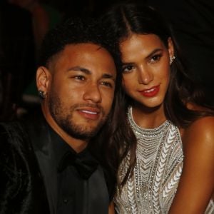 Neymar ganha elogio da namorada, Bruna Marquezine, em foto com filho, Davi Lucca, postada nesta segunda-feira, dia 28 de junho de 2018