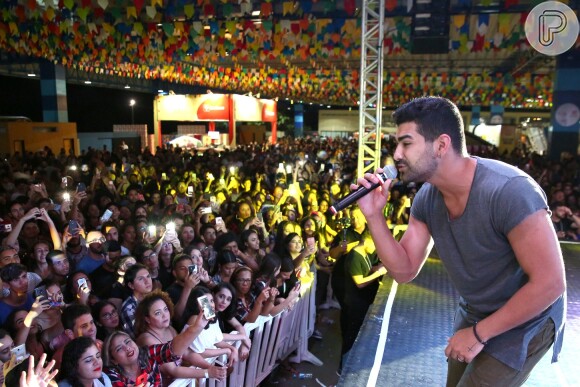 Dilsinho sobre ao palco do Multicenter Sebrae e agita fãs com seus sucessos no São João da Thay, no Maranhão, nesta quinta-feira, 28 de junho de 2018